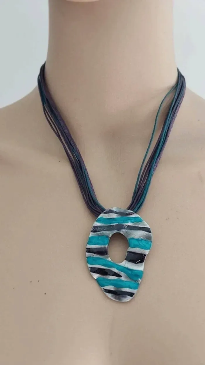 Collier  cordons bleu et violet  avec pendentif - photo numéro 2