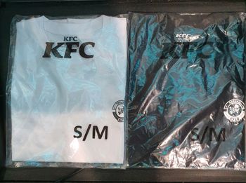 ‼️⚠️Dernier Lot⚠️ ‼️Neuf et Scellé T-shirts collectors tres rares taille S/M Tanjiro + Nezuko Demon Slayer x KFC