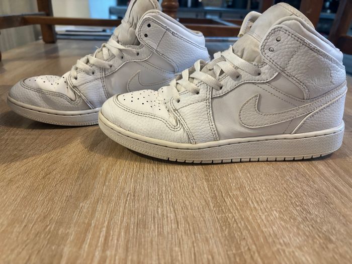 Nike Air Jordan 1 Mid – Blanc (US 6.5Y / EU 39)