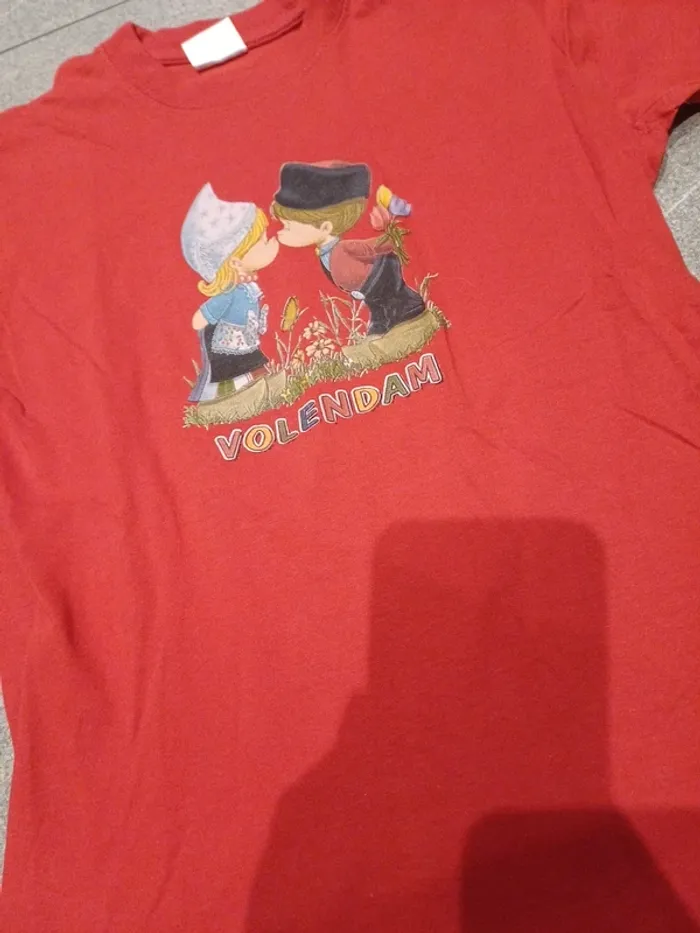 Joli Tee shirt rouge motifs 10 ans neuf - photo numéro 2