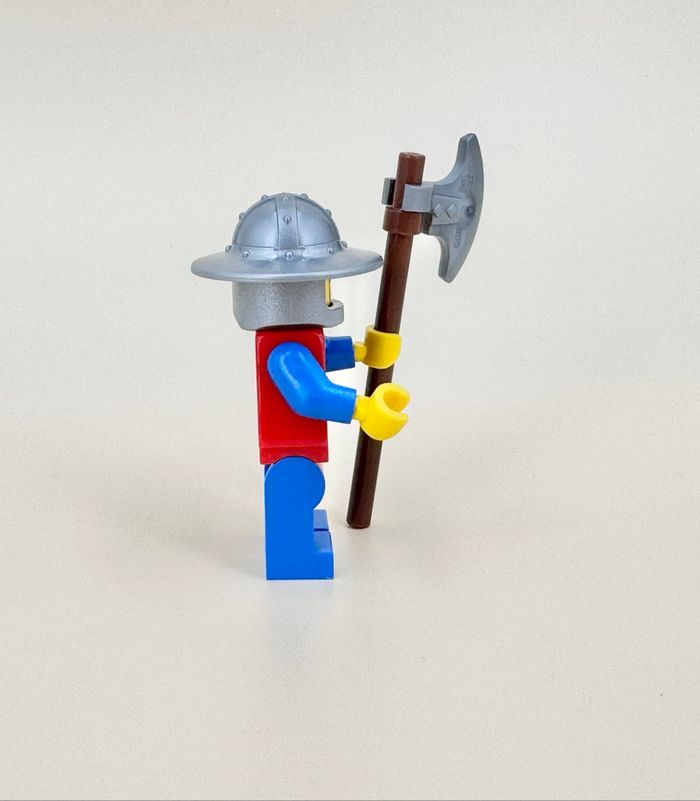 Lego Figurines Castle : Soldat Lion Knight, visage double expression, armé de sa longue hache - NEUF - photo numéro 6