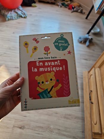 Livre pour le bain en avant la musique