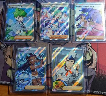 Cartes Pokémon dresseur EB et EV Donna TG27 + Cuisinier TG25 Eb11 origine perdue + Charme d'Atalante 234 étincelles déferlantes EV08 + Esprit combatif d Iris 180 EV09 + Compassion de Timmy 176 ME01 par Asmodée épée et bouclier + écarlate et violet
