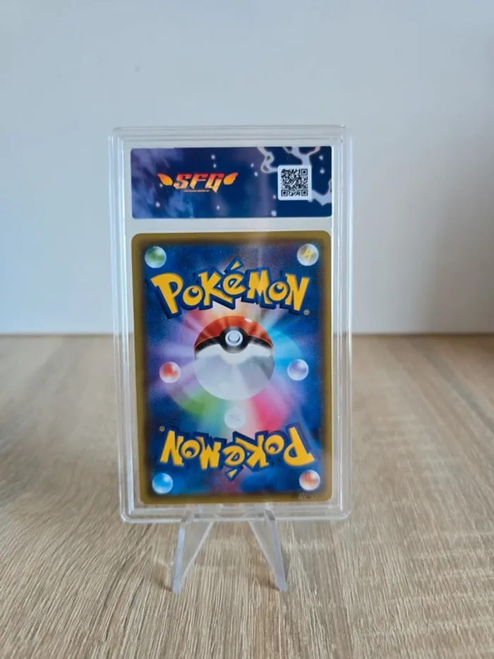 Carte gradée SFG Pikachu V 9.5 - photo numéro 2