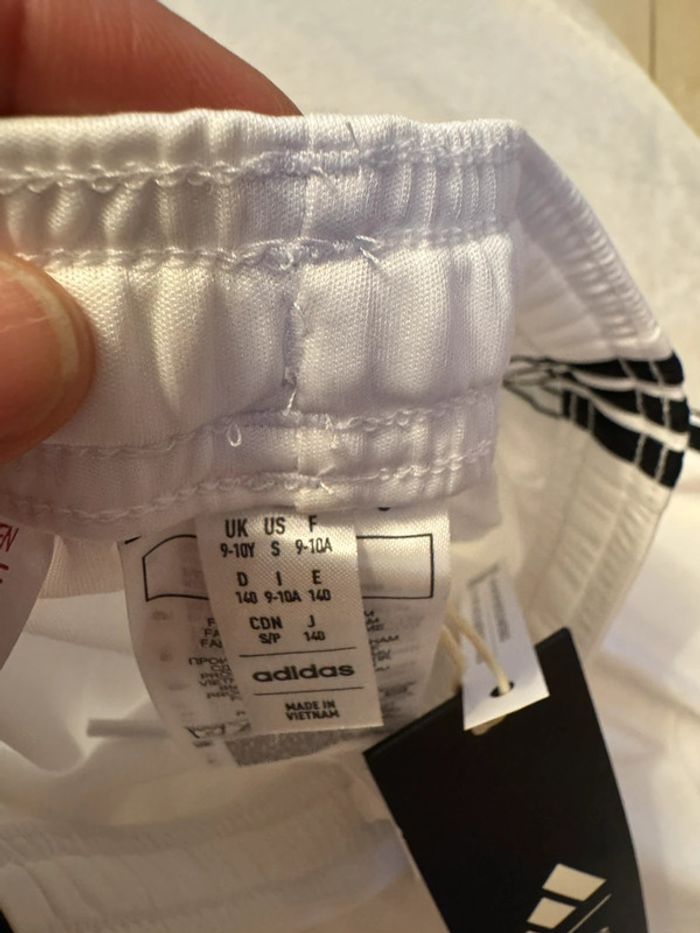 Short de foot Adidas équipe Manchester united avec chaussettes taille 9/10 ans authentique neuf - photo numéro 9