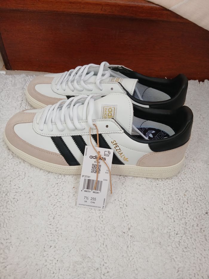Paire de baskets Adidas spézial beiges/blanc T41 neuves - photo numéro 1