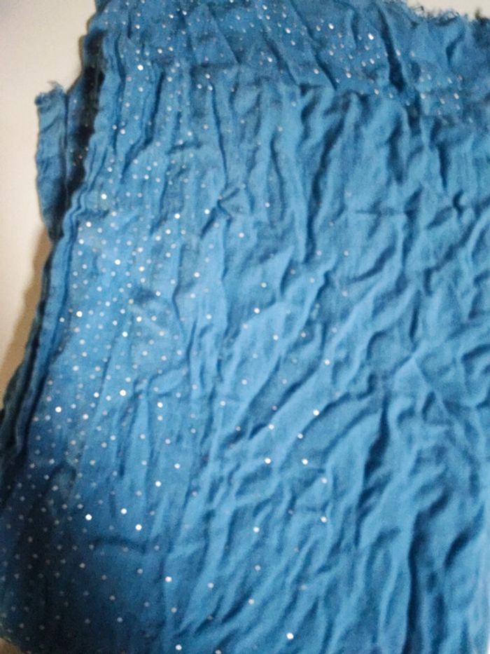 Écharpe foulard bleue avec strass en excellent état - photo numéro 2
