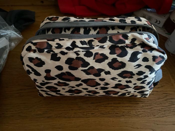 Trousse de toilette et sac de voyage léopard