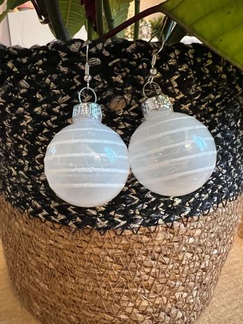 Boucle d’oreille. Boule de Noël blanche.