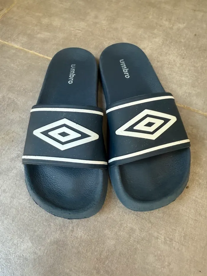 Claquettes bleue Umbro pointure 33