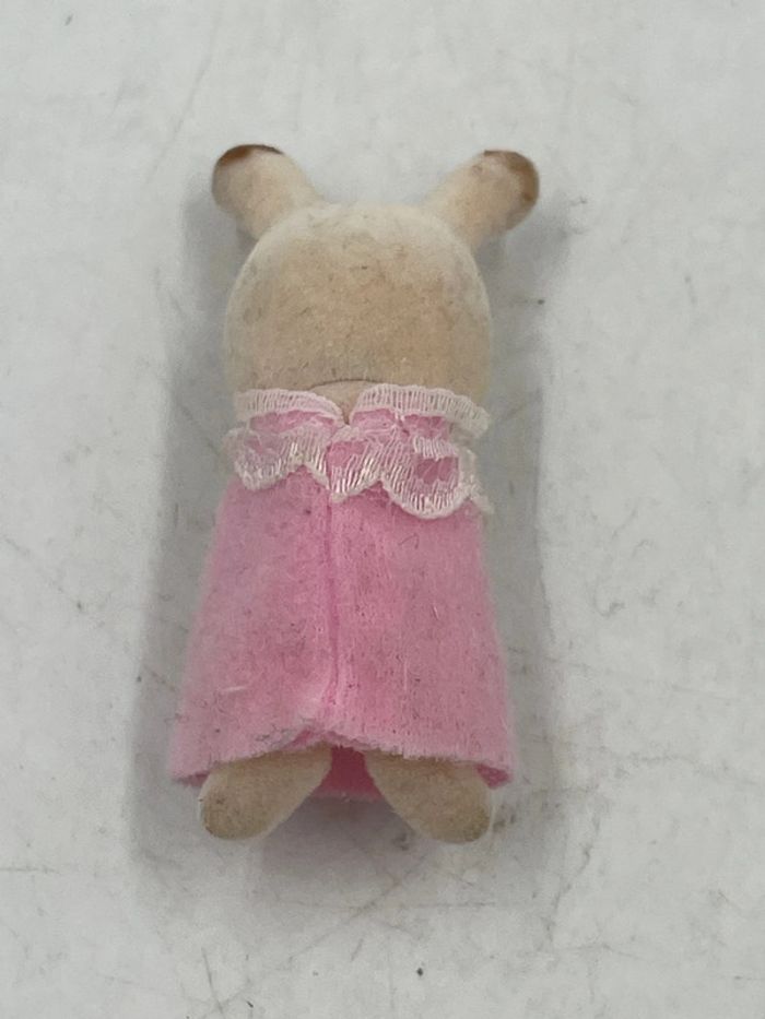 Figurine Sylvanian Families bébé lapin 6 cm Epoch d’enfance - photo numéro 2