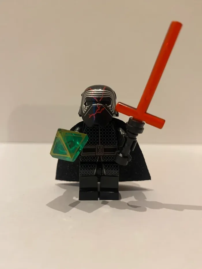 Figurine type lego Kylo Ren avec l’holocron vert. Star Wars