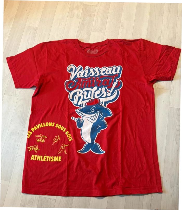 T-shirt vaisseau amiral XL rouge écriture bleu et blanche