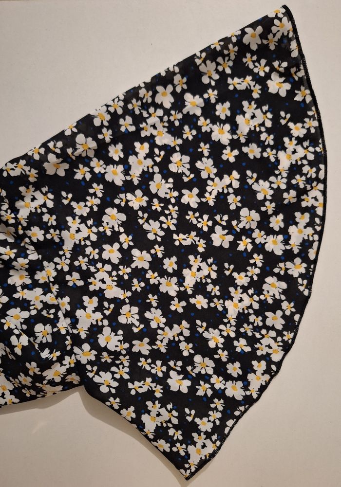 Boléro court avec pans à nouer noir à fleurs blanches - photo numéro 7