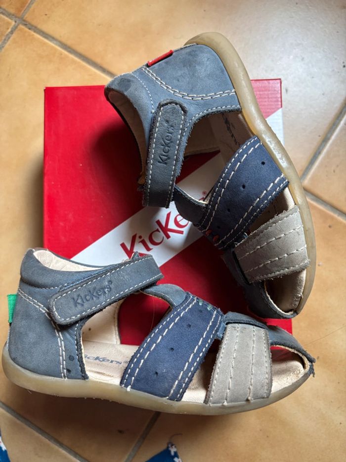 Belle paire de sandales Kickers T. 25 garçon