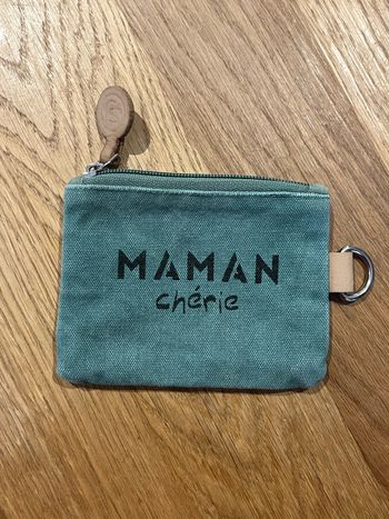Pochette porte monnaie Maman Chérie Vert effet brossé délavé naturel d’origine  Visuel message texte noir Intérieur doublé Fermeture zip Boucle sur côté  Cf photos pour dimensions