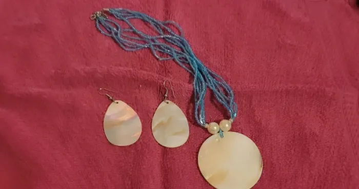 Ensemble boucles d'oreilles/ collier en nacre - photo numéro 2