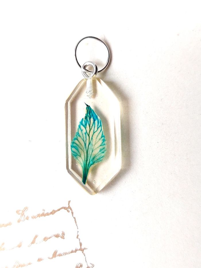 Magnifique pendentif en résine fleurs bleu - photo numéro 3