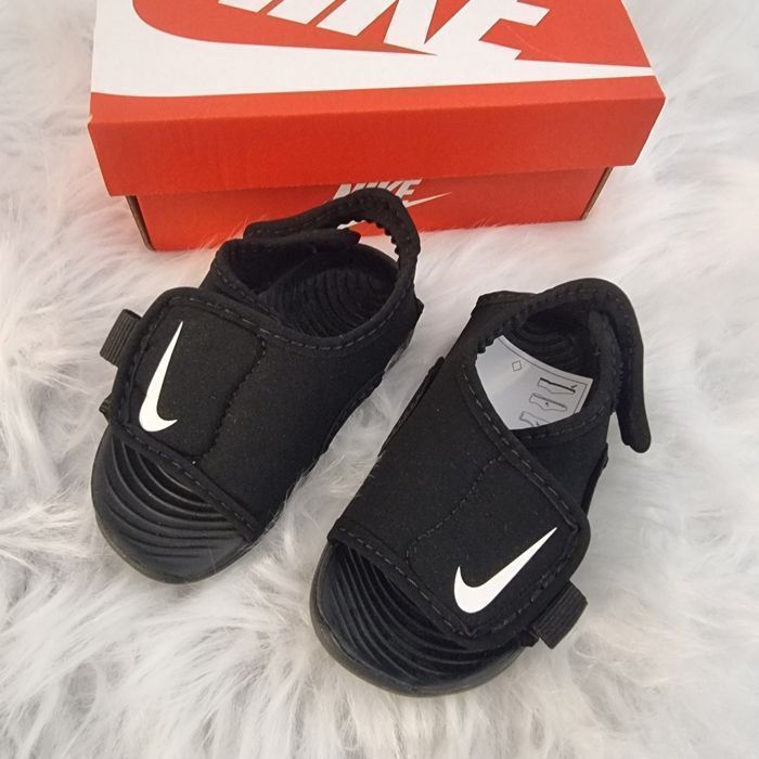 NEUVES(non portées)🤩😍👌 superbes sandales.NIKE pointure 19.5🤩(ferme)