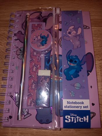 Carnet avec trousses et accessoires