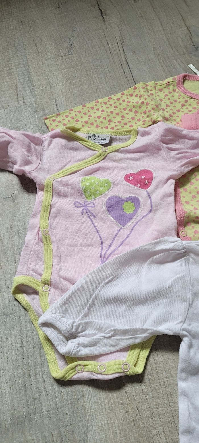 Lot bodies 1 mois - photo numéro 2