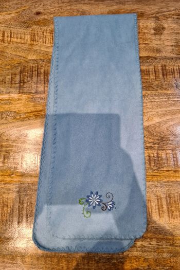 Écharpe bleue avec fleur