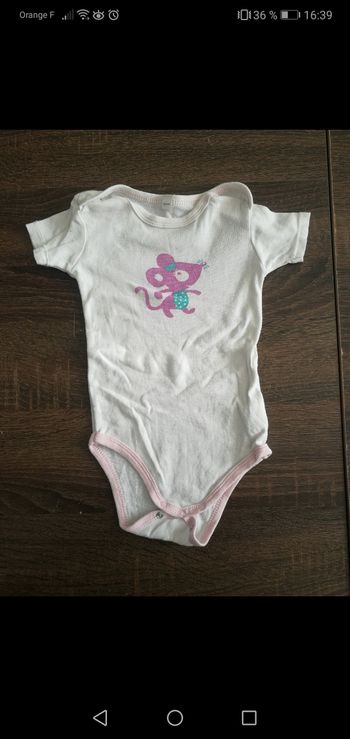 Lot 12 mois 1 body manches courtes et 2 body manches longues