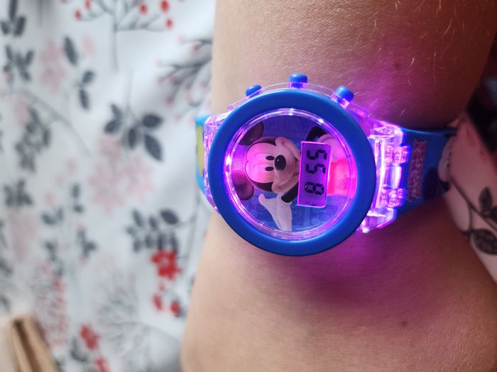 montre mickey lumineuse