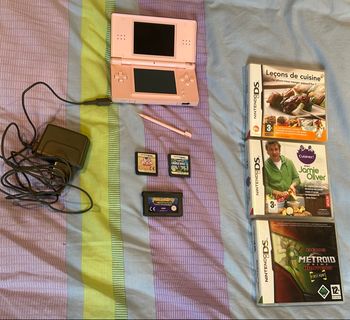 Nintendo DS lite rose avec 6 jeux.