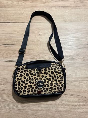 Petit sac à main motif léopard avec breloque chat 