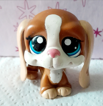 Figurine Littlest Pet Shop Chien Basset marron et beige avec des fleurs