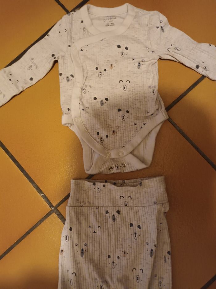 Ensemble bodie cache coeur et pantalon 3 6 mois - photo numéro 2