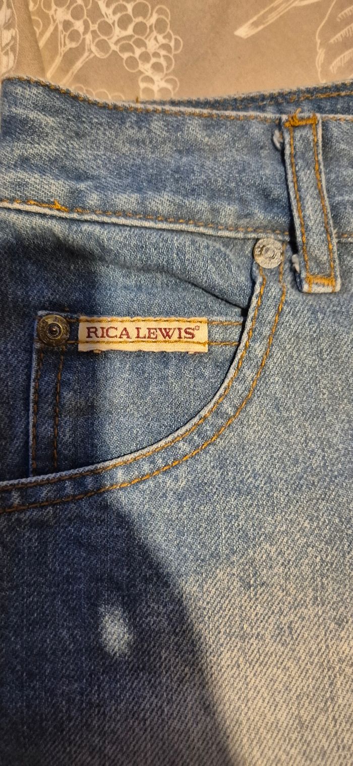 Jean rica Lewis femme