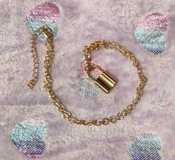 Collier doré avec breloque cadenas ajustable