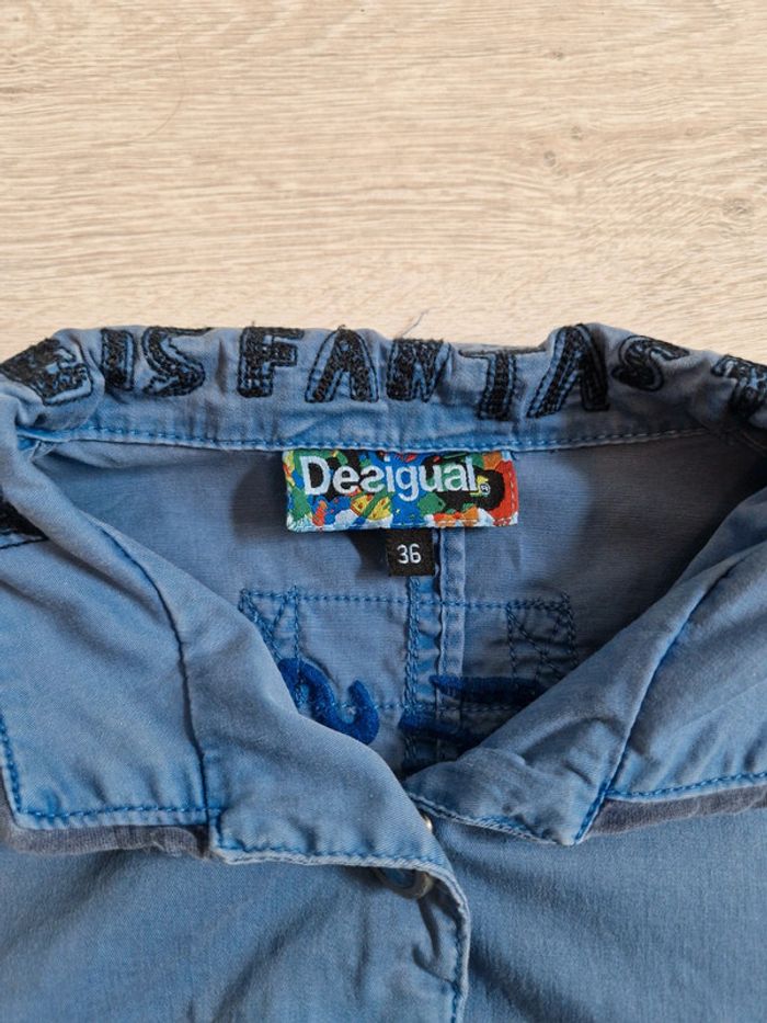 Veste courte bleue desigual indiquée taille 36 mais convient mieux à un 34 - photo numéro 2