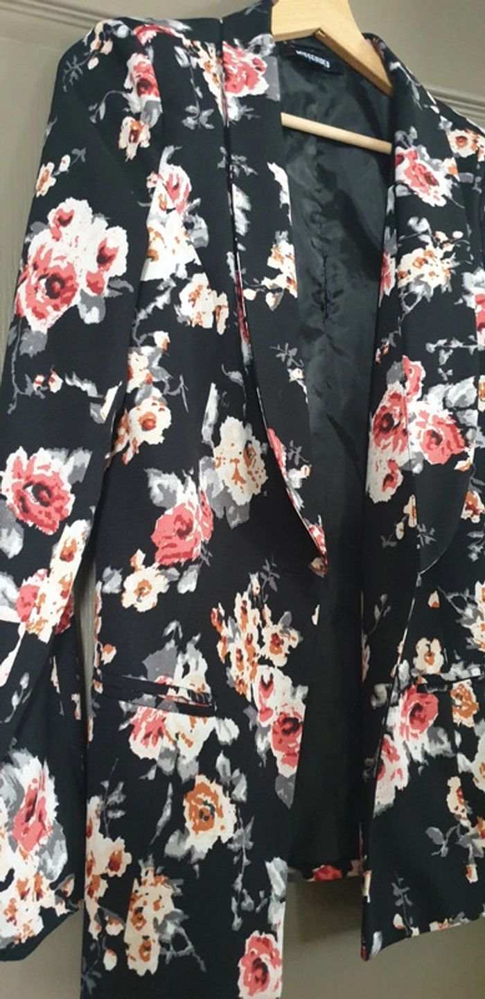 Blazer noir à fleurs 🌸 "Missguided" - photo numéro 2