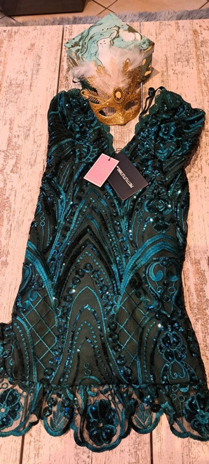 Robe moulante vert émeraude à sequins et ourlet dentelle volanté - photo numéro 2