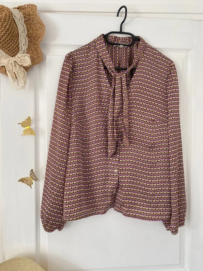 Chemise satinée avec noeud