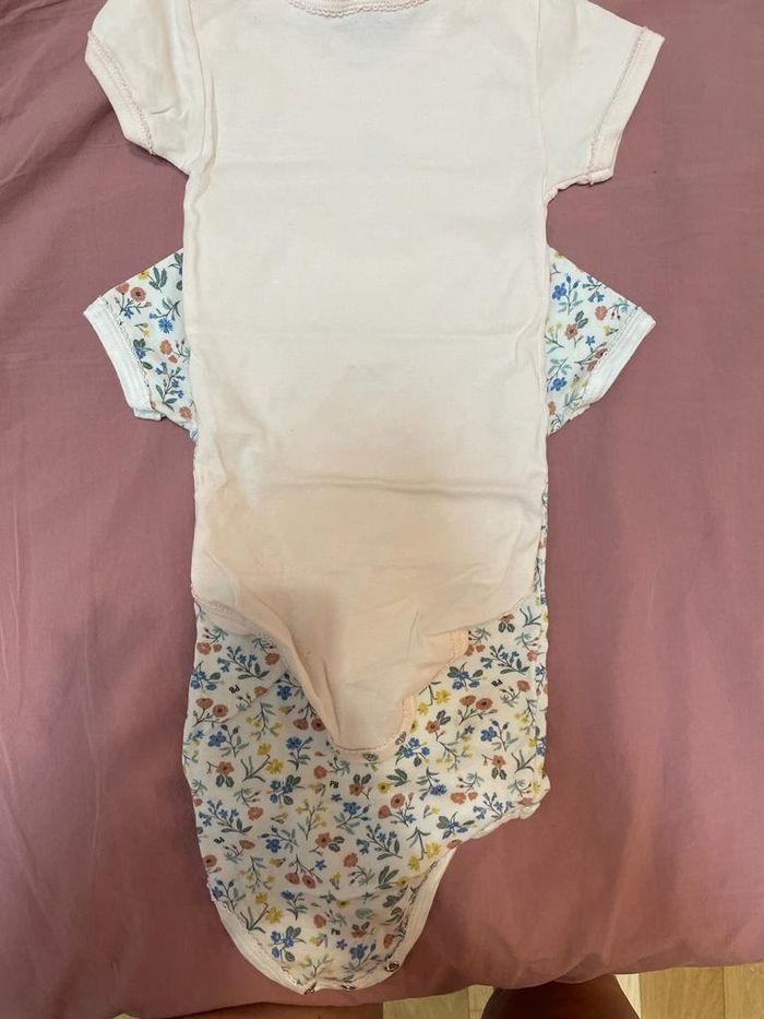 Lot bodies Petit Bateau T24 mois. - photo numéro 4