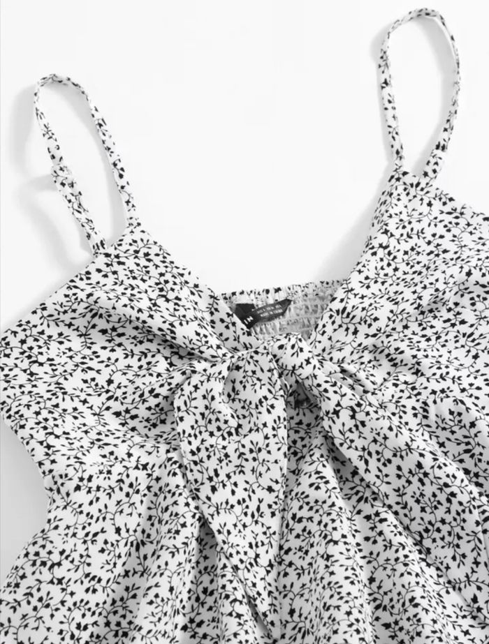 Top pelpum blanc à fines bretelles avec nœud – Taille M – Style féminin & léger – Très Bon État – Shein - photo numéro 3