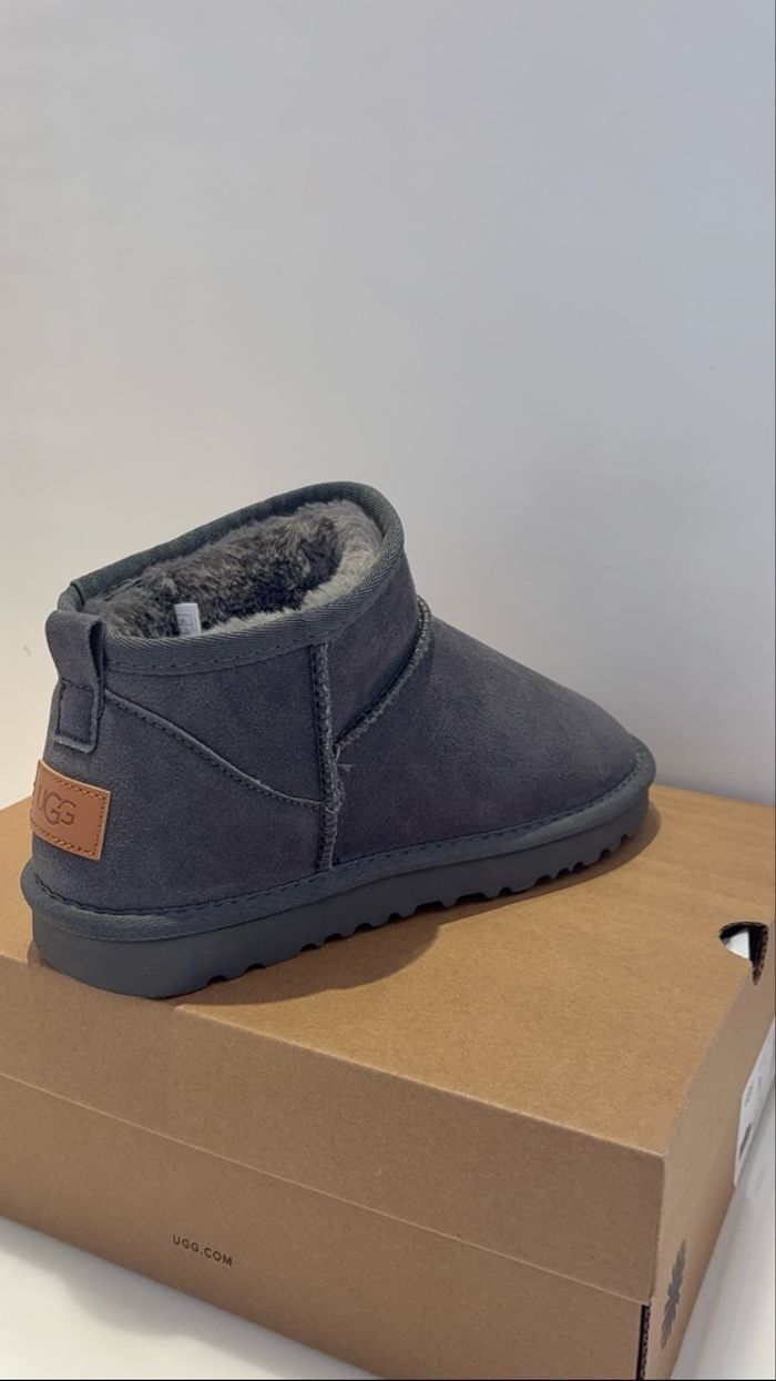 Pantoufles UGG Neuf Taille 39 - photo numéro 2