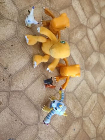 Lot figurines et une peluche digimon