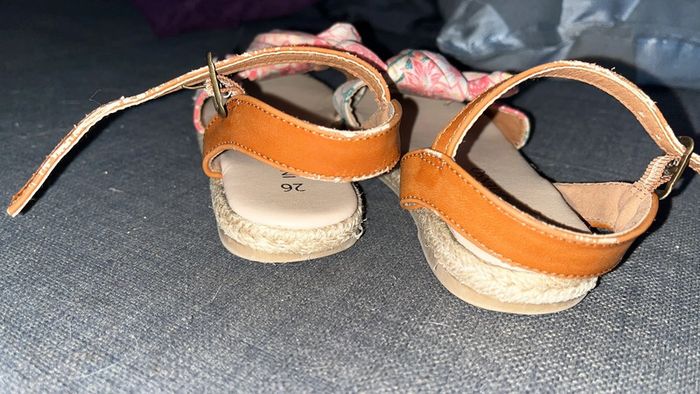 Très jolie paire de sandalettes en pointure 26 - photo numéro 4