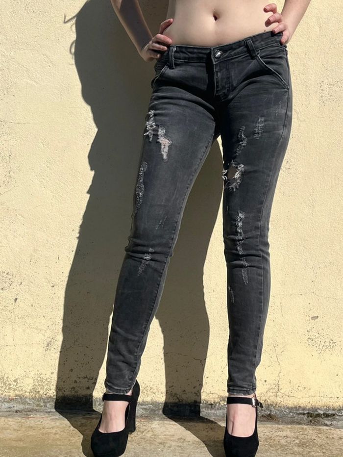 Jean troué taille basse gris nuancé, motif tête de mort sur poche arrière. - photo numéro 6