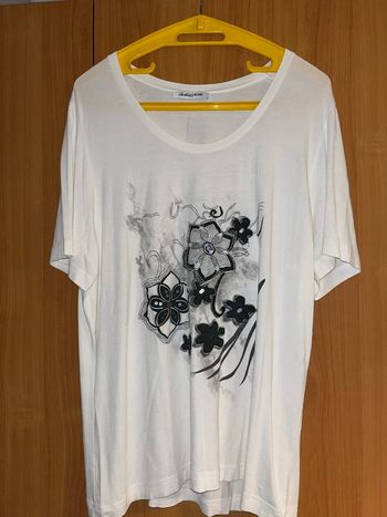 Tee shirt blanc manches courtes à motif 44