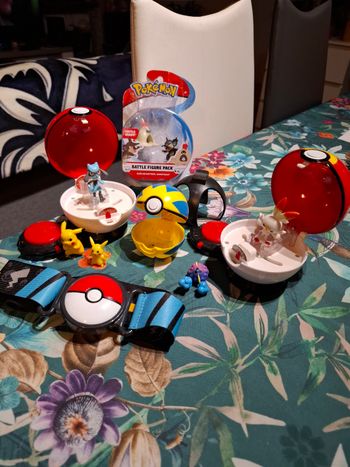 Magnifique lot de pokeball toupie avec figurine ceinture 