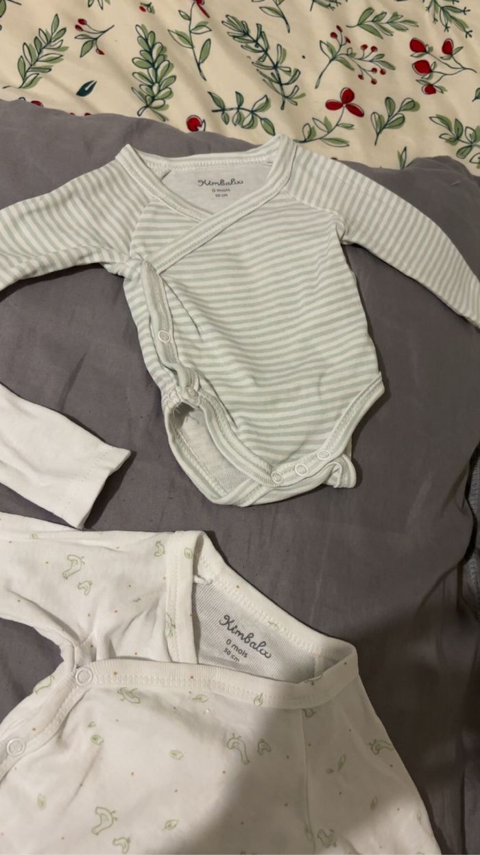 Lot de 3 body en TBE naissance garçon + bavoir neuf cadeau - photo numéro 3