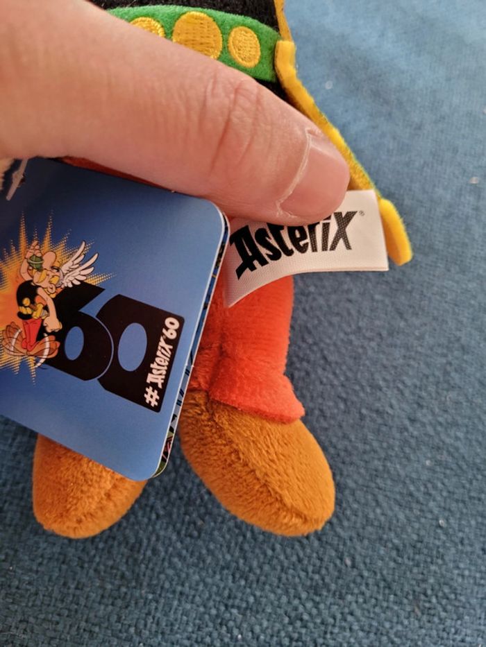 RARE Peluche officielle Asterix 60 ans avec etiquette, 20cm, collection épée - photo numéro 4