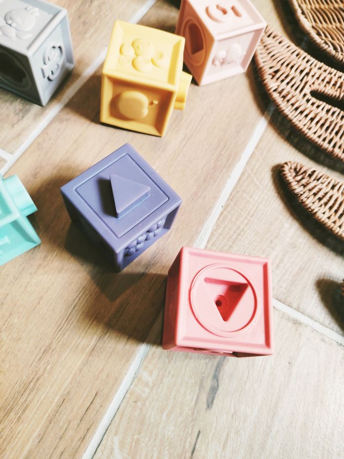 👶Lot de cubes blocs emboitables en plastique avec dessins et chiffres marque Vertbaudet - photo numéro 3