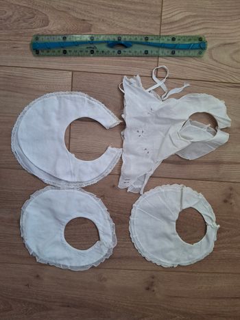 Lot de 4  bavoirs en dentelle nciens